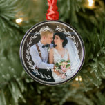 Ornement Métallique Cadre Vintage arrondi Monogramme photo<br><div class="desc">Un Cadre Feuille Délicat Monogrammed Photo Design.</div>