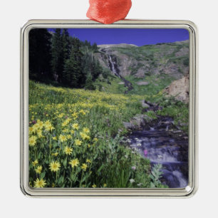 Ornement Métallique Cascade et fleurs sauvages dans un pré alpin, 2