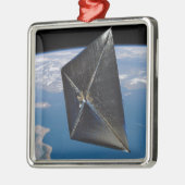 Ornement Métallique Concept artistique de NanoSail-D dans l'espace (Gauche)
