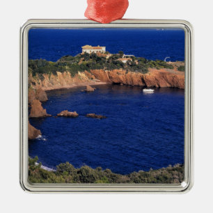 Ornement Métallique Europe, France, Theoule-sur-Mer. Un toit de tuiles