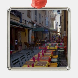 Ornement Métallique France, Corse. Tables de café installées dans une