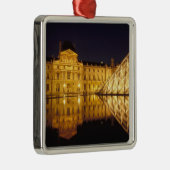 Ornement Métallique France, Paris, musée du Louvre de nuit. (Droite)