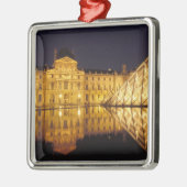 Ornement Métallique France, Paris, musée du Louvre de nuit. (Gauche)