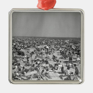 Ornement Métallique La foule des personnes sur la plage B&W a élevé 