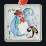 ORNEMENT MÉTALLIQUE LA SÉRÉNADE HIVERNALE DE SNOWMAN ET PENGUIN<br><div class="desc">Peinture originale couleur pastel en bleu blanc,  bonhomme de neige et pingouin jouant du violon dans la neige hivernale avec des fleurs rouges,  fleurit.par Bulgan Lumini (c)</div>