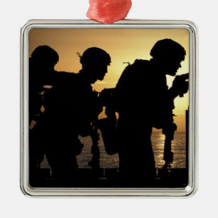 Ornement Métallique Les marines mettent le feu à des pistolets de 9mm