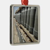 Ornement Métallique Les rangées de munitions sont empilées et préparée (Droite)