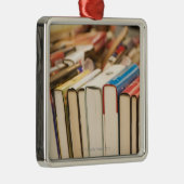 Ornement Métallique Livres utilisés à une vente de charité (Droite)