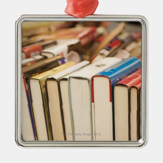 Ornement Métallique Livres utilisés à une vente de charité (Devant)
