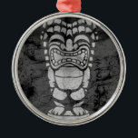 Ornement Métallique Makapuu Beach Hawaiian riant Tiki Batik<br><div class="desc">Un tiki design riant à la texture batik partout. Ce tiki rappelle les motifs des chemises aloha vintages des années 40 et 50. Ce design se décline en plusieurs couleurs.</div>