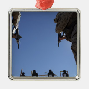 Ornement Métallique Marines change de magazines en plein feu