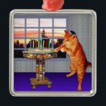 Ornement Métallique menorah cat.jpg<br><div class="desc">Pas simplement pour Chanukah plus - ce joli gingembre allume les bougies parce qu'un grand miracle s'est produit ici !</div>