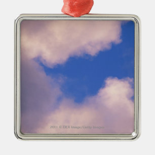 Ornement Métallique Nuages effilés contre le ciel bleu