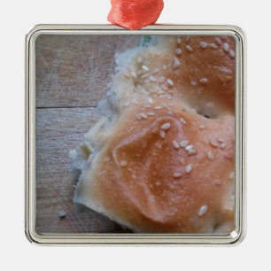 Ornement Métallique Pain de céréales sur étagère en bois, aliments sai