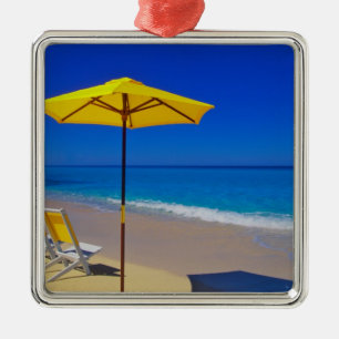Ornement Métallique Parapluie de plage jaune et chaises sur une plage