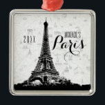 Ornement Métallique Paris Eiffel Tower Ajouter Votre Nom<br><div class="desc">Cet ornement présente un graphique de la Tour Eiffel accompagné d'un texte que vous pouvez personnaliser avec votre nom et l'année.</div>
