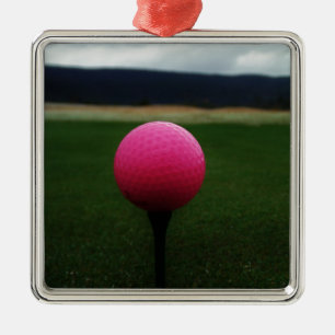 Ornement Métallique Pink Golf Ball sur un terrain de golf de montagne