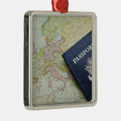 Ornement Métallique Plan rapproché de passeport se trouvant sur la (Droite)