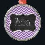 Ornement Métallique Retro Chalkboard; Deep Lilac Chevron<br><div class="desc">Vous aimerez ce design vintage, élégant et mignon avec le design motif Deep Lilac Chevron ! Nous vous avons invitation à notre magasin, Fête des mariées Shop, pour voir ce design de tableau noir rétro cool sur beaucoup plus de grands produits personnalisables, y compris les boutons poupées girly Bride, Timbres...</div>