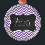 Ornement Métallique Retro Chalkboard; Deep Lilac Chevron<br><div class="desc">Vous aimerez ce design vintage, élégant et mignon avec le design motif Deep Lilac Chevron ! Nous vous avons invitation à notre magasin, Fête des mariées Shop, pour voir ce design de tableau noir rétro cool sur beaucoup plus de grands produits personnalisables, y compris les boutons poupées girly Bride, Timbres...</div>