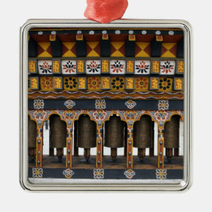 Ornement Métallique Roues de prière dans un petit carré public