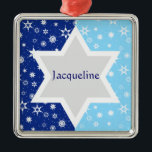 Ornement Métallique Star Of David Ornament<br><div class="desc">L'ornement parfait pour la famille interconfessionnelle. Une étoile de David est silhouette contre un champ d'étoiles et de flocons de neige bleu foncé et clair. Ton nom est inscrit à l'intérieur. Cela fait aussi un pendentif parfait ou un cadeau de Chanoukah. Disponible avec des produits correspondants.</div>