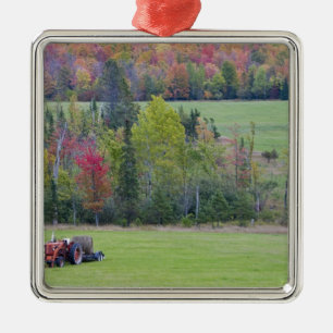 Ornement Métallique Tracteur avec balai à foin en champ vert avec