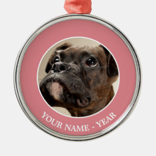 Ornement Métallique Un chiot de Brindle Boxer qui regarde curieusement