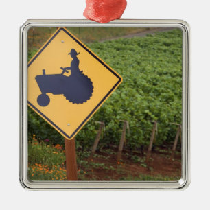 Ornement Métallique Un croisement jaune de tracteur signent dedans le