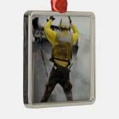 Ornement Métallique Un directeur d'aéronef signale un F/A-18C Hornet (Droite)