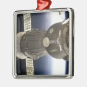 Ornement Métallique Un engin spatial Soyouz rétroéclairé par la Terre (Gauche)