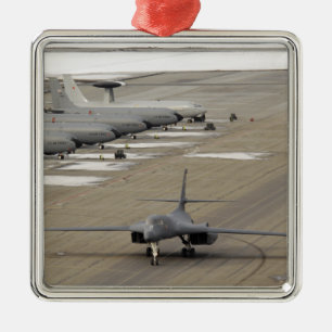 Ornement Métallique Un Lancer B-1B arrive à la base aérienne d'Eielson