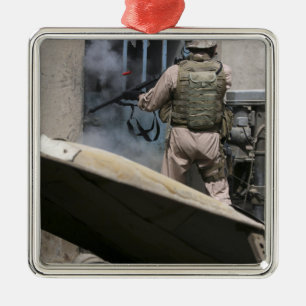 Ornement Métallique Un policier militaire emploie une violation en