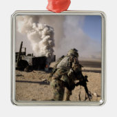 Ornement Métallique Un soldat réagit à une explosion contrôlée (Devant)