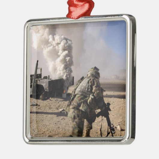 Ornement Métallique Un soldat réagit à une explosion contrôlée (Gauche)