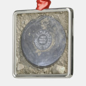 Ornement Métallique Une mine terrestre simulée (Gauche)