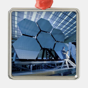Ornement Métallique Une rangée de télescope spatial de James Webb