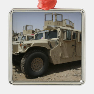 Ornement Métallique Une rangée des humvees des militaires Polic de