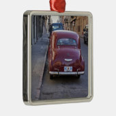 Ornement Métallique Une vieille voiture rouge classique Peugeot garée (Droite)