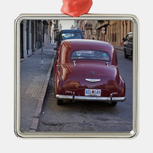 Ornement Métallique Une vieille voiture rouge classique Peugeot garée (Devant)