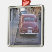 Ornement Métallique Une vieille voiture rouge classique Peugeot garée (Gauche)