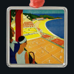Ornement Métallique Vintage voyage, Tennis, Sports, Monte Carlo Monaco<br><div class="desc">Illustration vintage Poster de voyage européen ou étiquette de bagage de Monte Carlo à Monaco avec un couple tenant des raquettes de tennis et regardant un tournoi de tennis près de la plage et la belle mer Méditerranée bleue. Amour et romantisme sur les courts de tennis. Monte Carlo est le...</div>