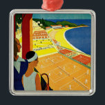 Ornement Métallique Vintage voyage, Tennis, Sports, Monte Carlo Monaco<br><div class="desc">Illustration vintage Poster de voyage européen ou étiquette de bagage de Monte Carlo à Monaco avec un couple tenant des raquettes de tennis et regardant un tournoi de tennis près de la plage et la belle mer Méditerranée bleue. Amour et romantisme sur les courts de tennis. Monte Carlo est le...</div>