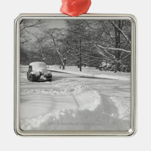 Ornement Métallique Voiture couverte par neige sur la rue B&W