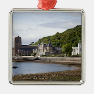 Ornement Métallique Vue côtière avec bâtiments historiques, Oban,