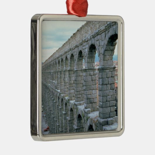 Ornement Métallique Vue de l'aqueduc romain datant probablement (Droite)