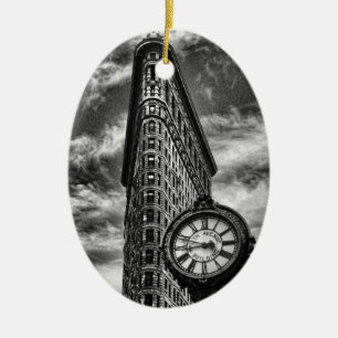 Ornement Ovale En Céramique Bâtiment et horloge de Flatiron en noir et blanc