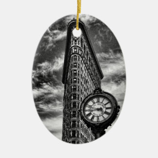 Ornement Ovale En Céramique Bâtiment Flatiron et horloge en noir et blanc O