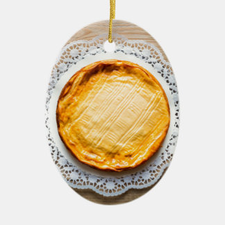 Ornement Ovale En Céramique Cheesecake on rustic wood cake top.