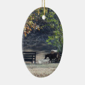 Ornement Ovale En Céramique Cheval Brown à pied à travers la clôture (Droite)